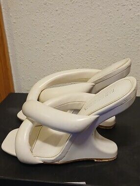 Fashion Nova White Puffer Strap Wedge Sandals Women’s Size 7